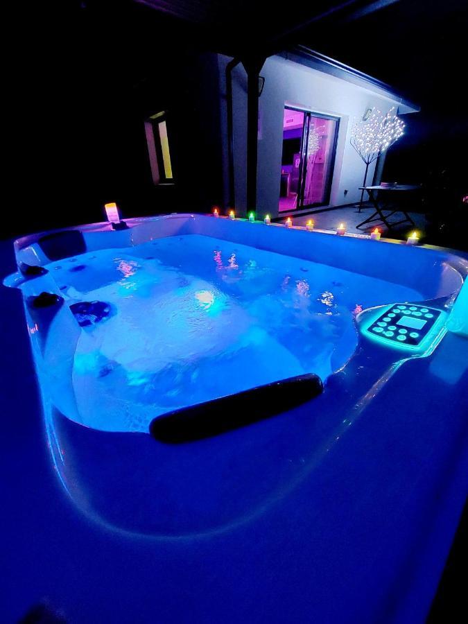 Un Sejour Romantique En Couple Avec Jacuzzi Prive Chromotherapie Jardin Maison Privee Ychoux Exterior photo
