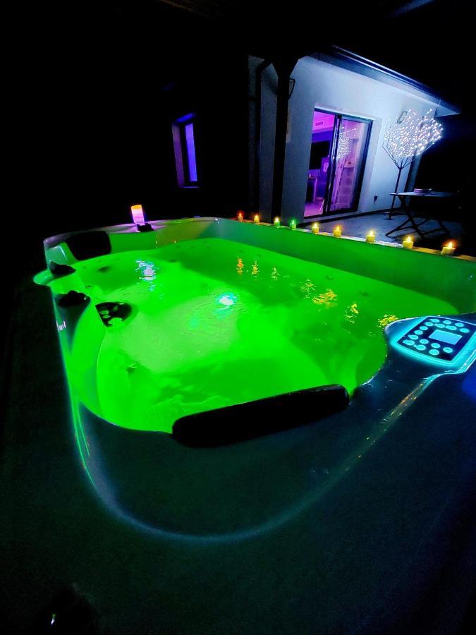 Un Sejour Romantique En Couple Avec Jacuzzi Prive Chromotherapie Jardin Maison Privee Ychoux Exterior photo