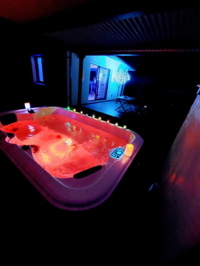 Un Sejour Romantique En Couple Avec Jacuzzi Prive Chromotherapie Jardin Maison Privee Ychoux Exterior photo